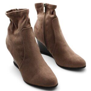 JOURNEE COLLECTION Womens Beige Comfort Stretch Hepburn Round Toe Wedge Zip-up D